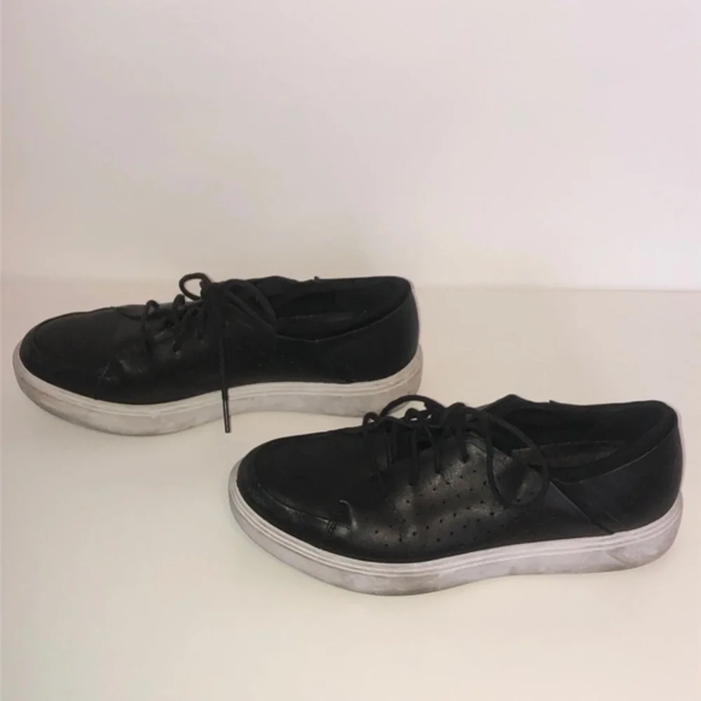 Under Armor Black & White Sneakers Shoes size 8.5